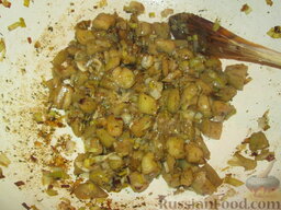 Баклажаны "Хуншао": Влить заранее подготовленный соус с крахмалом, засыпать измельченную петрушку. Жарить баклажаны по-китайски еще 1 минуту, все время помешивая.