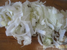 Салат из свежих огурцов с капустой и сладким перцем: Капусту пекинскую нарезать соломкой или кусочками.