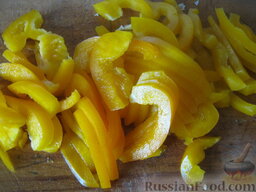 Салат из свежих огурцов с капустой и сладким перцем: Сладкий перец помыть, очистить от семян, нарезать соломкой.
