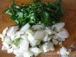 Салат из свежих огурцов с капустой и сладким перцем: Лук репчатый почистить, помыть и нарезать. Зелень помыть и мелко нарезать.