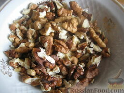 Лобио с грецкими орехами: Очистить от скорлупы грецкие орехи.