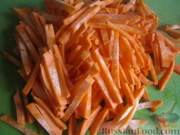 Лобио с грецкими орехами: Очистить и помыть морковь. Нарезать соломкой.