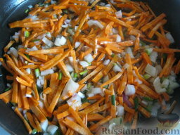 Лобио с грецкими орехами: Разогреть сковороду, налить растительное масло. В горячее масло выложить морковь и лук. Тушить, помешивая, на среднем огне 3-4 минуты.