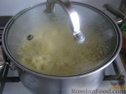 Тыквенная каша с пшеном: Вскипятить чайник. Кашу посолить, добавить растительное масло. Залить кипятком. Варить на маленьком огне под крышкой, до готовности (около 30 минут).