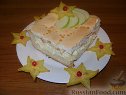 Королевский пирог (с яблоками и творогом): У меня для украшения - дольки яблок, карамбола и ягоды красной смородины.