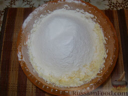 Королевский пирог (с яблоками и творогом): К масляно-яичной смеси добавить просеянные: муку, разрыхлитель, 1/2 пакетика ванилина.