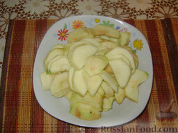 Королевский пирог (с яблоками и творогом): Яблоки очистить и нарезать полумесяцами.