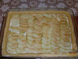Королевский пирог (с яблоками и творогом): Сверху выложить ломтики яблок. Отправить в духовку на 30 минут при температуре 180 градусов.