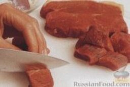 Мясо, запеченное под слоеным тестом: Как приготовить запеченное мясо в слоеном тесте:    1. Сливочное масло растопить в большой чугунной кастрюле, высыпать лук и жарить до мягкого состояния, примерно 5 минут. Выложить в кастрюлю резаные грибы и жарить, помешивая, еще минут 5.     2. Мясо помыть, просушить бумажным полотенцем и порезать кубиками размером 2,5 сантиметра. В небольшой пластиковый пакет насыпать муку, выложить в пакет мясо и хорошо встряхнуть.
