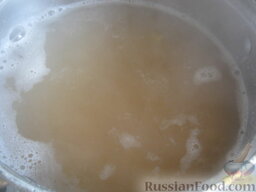 Чечевичный суп с маслинами: Затем чечевицу залить 2,5 л холодной воды, поставить на сильный огонь. Дать закипеть. Снять пену. Варить под крышкой на минимальном огне 15-20 минут.
