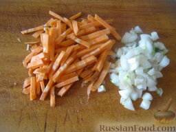 Чечевичный суп с маслинами: Тем временем очистить и помыть лук и морковь. Лук нарезать мелко кубиками. Морковь натереть на крупной терке или нарезать соломкой.