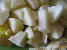 Чечевичный суп с маслинами: Картофель очистить, помыть и нарезать небольшими кусочками.