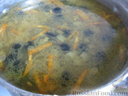 Чечевичный суп с маслинами: Добавить в суп зажарку, маслины вместе с рассолом, нарезанный  картофель. Посолить. Очистить, раздавить в чесночнице и добавить чеснок. Варить до готовности картофеля, примерно 20-25 минут.