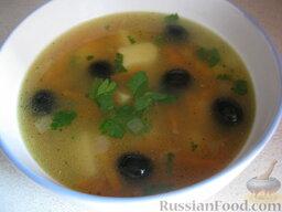 Чечевичный суп с маслинами: Подавать чечевичный суп с маслинами рекомендую с черным хлебом.  Приятного аппетита!
