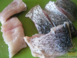 Котлеты из речной рыбы: Филе рыбы помыть. Разрезать на куски.