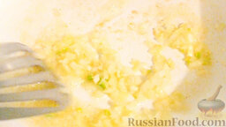 Курица под абрикосовым соусом с миндалем: Растопите сливочное масло в сковороде, положите туда мелко нарезанный лук и поджарьте его на сильном огне, при постоянном помешивании.