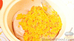 Курица под абрикосовым соусом с миндалем: Положите кусочки куриного мяса в большую форму для запекания, залейте подготовленным соусом.