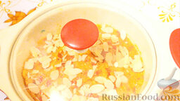Курица под абрикосовым соусом с миндалем: Накройте крышкой и запекайте курицу под соусом 45 минут в предварительно разогретой до 180°С духовке.