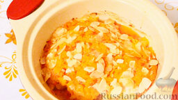 Курица под абрикосовым соусом с миндалем: Затем снимите крышку и запекайте курицу под соусом еще 15 минут.
