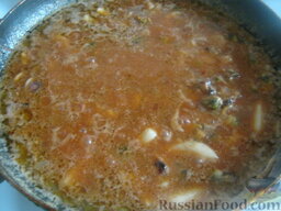 Паста с морепродуктами: Добавить ложку томатной пасты и 0,3 стакана кипятка. Протушить пару минут. Снять с огня.