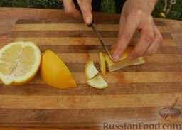 Варенье из одуванчиков: Нарезаем лимон маленькими кусочками.