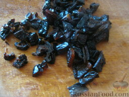 Красный борщ с фасолью и черносливом: Чернослив помыть и мелко нарезать.