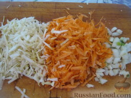 Красный борщ с фасолью и черносливом: Почистить и помыть лук, корень сельдерея и петрушки, морковь. Лук нарезать мелко кубиками. Морковь, корни сельдерея и петрушки натереть на крупной терке или нарезать тонкой соломкой.