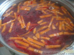 Красный борщ с фасолью и черносливом: В кипяток опустить картофель, тушеную свеклу, половину лука и моркови. Варить 15 минут.