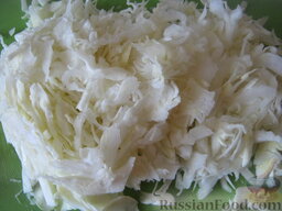 Красный борщ с фасолью и черносливом: Нарезать тонкой соломкой белокочанную капусту.