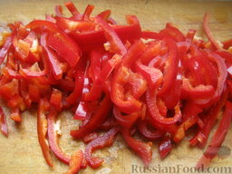Красный борщ с фасолью и черносливом: Перец сладкий помыть, почистить от семян, нарезать соломкой.