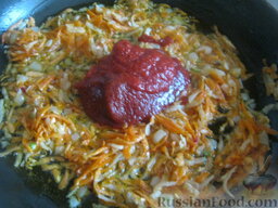 Красный борщ с фасолью и черносливом: Разогреть сковороду, налить растительное масло. В горячее масло выложить подготовленные сельдерей, петрушку и вторую половину моркови и лука. Тушить овощи, помешивая, на среднем огне 2-3 минуты. Затем добавить томат.