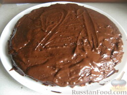Шоколадный торт (постный): Накрыть смазанный кремом корж вторым коржом. Тщательно смазать торт шоколадной глазурью. Украсить шоколадный торт по вкусу.