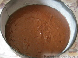 Шоколадный торт (постный): Форму смазать растительным маслом. Посыпать мукой, вылить тесто.