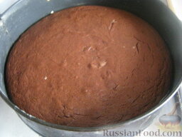 Шоколадный торт (постный): Форму с тестом поставить в горячую духовку на среднюю полку. Выпекать корж для шоколадного торта при температуре 200 градусов около 25-30 минут.
