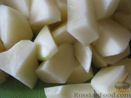 Рассольник с маринованными кабачками и кукурузной крупой: Картофель почистить, помыть и нарезать небольшими кубиками.