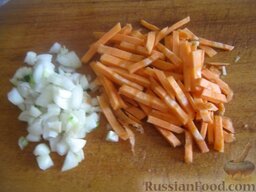 Рассольник с маринованными кабачками и кукурузной крупой: Почистить и помыть лук и морковь. Лук нарезать кубиками. Морковь натереть на крупной терке или нарезать соломкой.