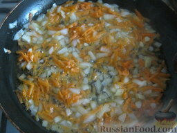 Рассольник с маринованными кабачками и кукурузной крупой: Разогреть сковороду, налить растительное масло. В горячее масло выложить морковь и лук. Тушить, помешивая, на среднем огне 2-3 минуты.