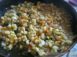 Рассольник с маринованными кабачками и кукурузной крупой: Затем добавить подготовленные кабачки. Тушить, помешивая , 2-3 минуты. Добавить томат. Перемешать.