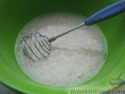Пирожки печеные с сухофруктами: Как приготовить печеные пирожки с сухофруктами:    В миску налить 1 стакан теплой воды. Растворить сухие дрожжи. Добавить сахар, соль, растительное масло, ванилин. Хорошо перемешать.