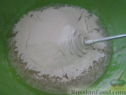 Пирожки печеные с сухофруктами: Муку просеять. Добавлять муку по полстакана, замесить мягкое эластичное тесто.