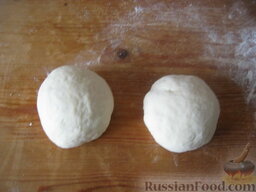 Пирожки печеные с сухофруктами: Включить духовку. Подошедшее тесто обмять. Разделить на шарики размером с куриное яйцо.