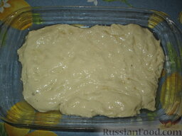 Пирог с индейкой, картофелем и грибами: Форму смазать растительным маслом. Выложить половину теста и распределить его руками по всей форме.