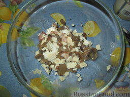 Пирог с индейкой, картофелем и грибами: В миску выкладываем шампиньоны (у меня уже готовые в масле, можно обжарить свежие или использовать другие грибы, по желанию). Добавляем измельченный сыр.