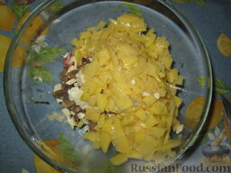 Пирог с индейкой, картофелем и грибами: Картофель очистить и нарезать мелко, добавить к начинке.