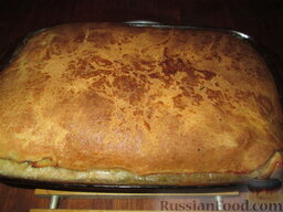 Пирог с индейкой, картофелем и грибами: Выпекать пирог с индейкой, картофелем и грибами в разогретой духовке при 200-220 градусах около 30 минут.