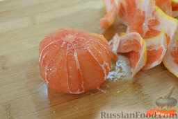 Закуска из печени с грейпфрутом: Срезать с грейпфрута кожуру.