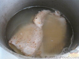 Салат из кальмаров с овощами: Вскипятить чайник. Очищенных кальмаров разморозить и промыть. Залить кипятком, посолить. Довести до кипения. Варить 1-2 минуты.