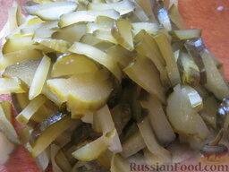 Салат из кальмаров с овощами: Огурцы нарезать соломкой.