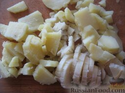 Салат из кальмаров с овощами: Картофель отварной почистить, нарезать кубиками или соломкой.