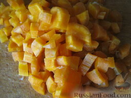 Салат из кальмаров с овощами: Морковь отварную почистить, нарезать кубиками или соломкой.